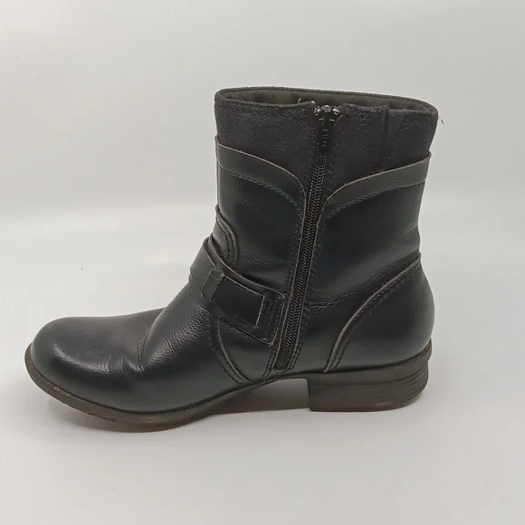 Clarks Black Ankle Boots W/ Dual Zipper Design - Picture 10 of 13